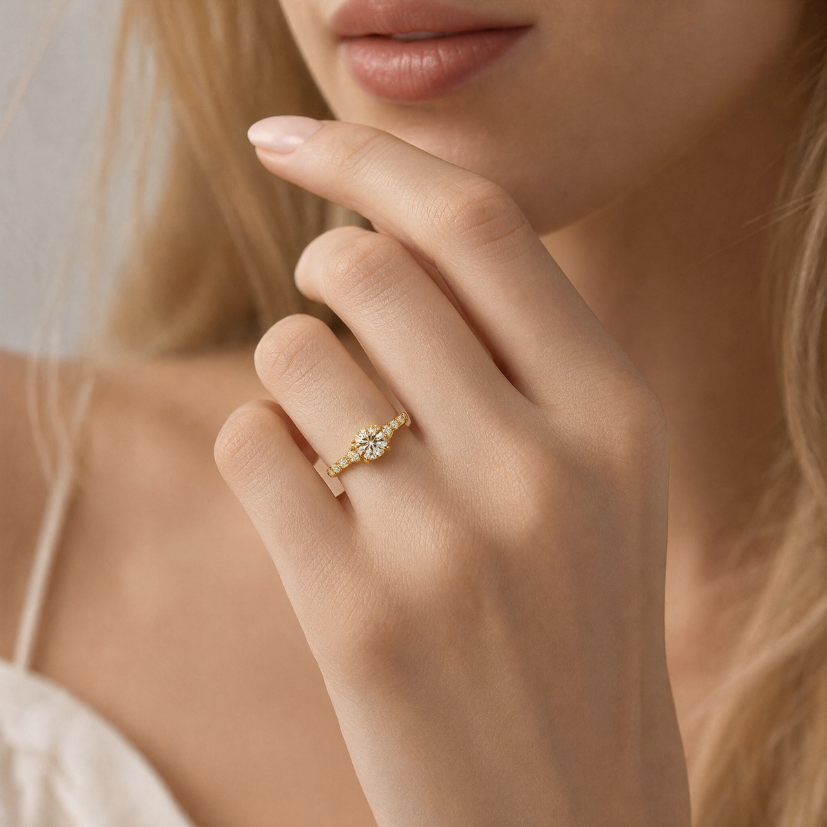 Round Three-Stone Ring Timeless Elegance
